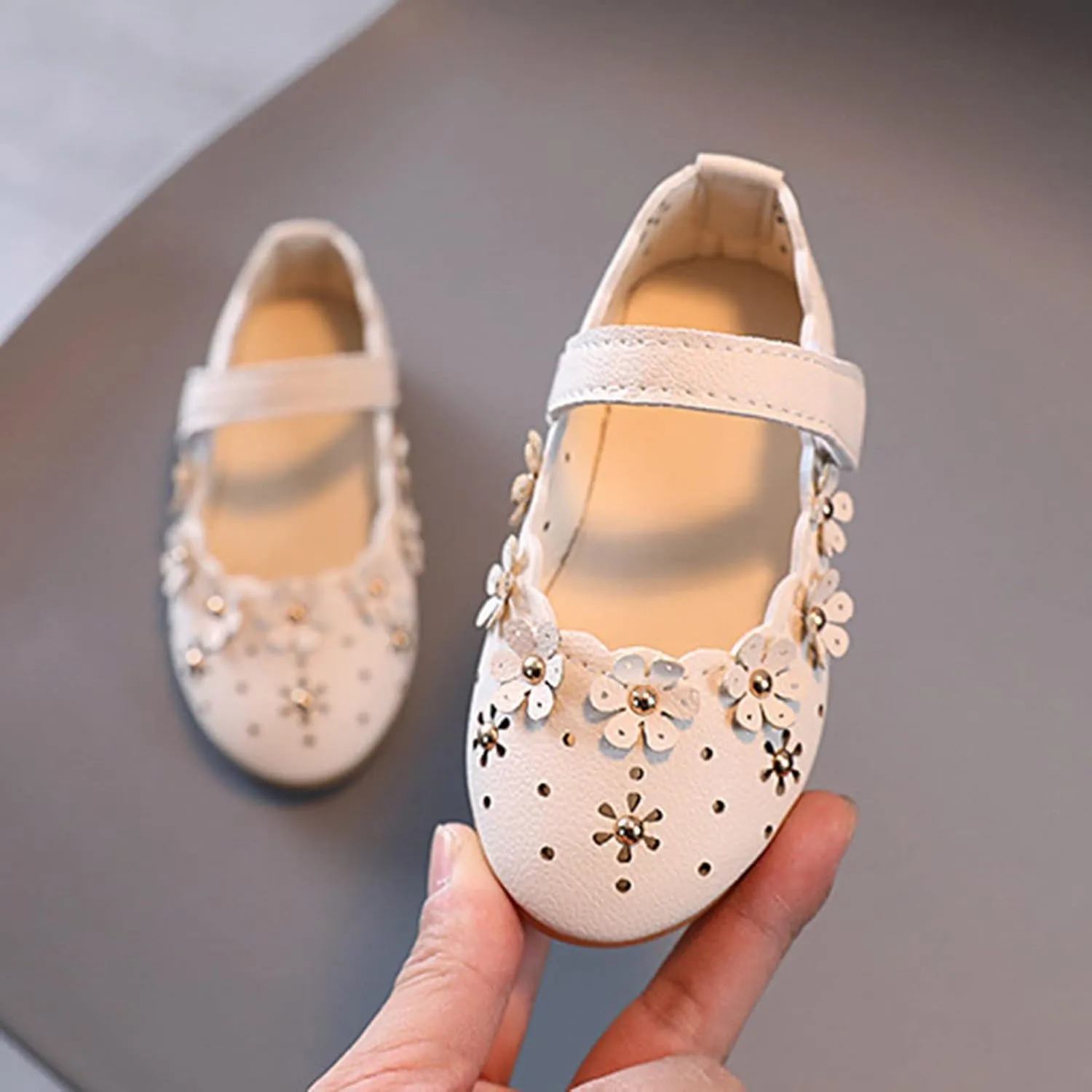 Children Flat Sole Foot Warmer Girls Princess Shoes Flower Shoes Hollow Flower Shoes Soft Sole Princess Sandals